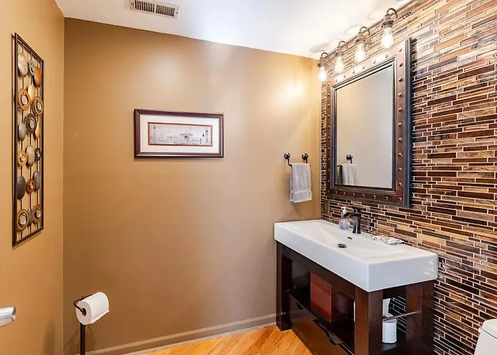 Stunning Home, Epic Game Room, Prime Location Villa *