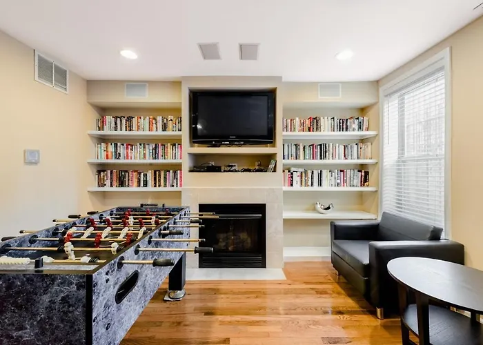 Stunning Home, Epic Game Room, Prime Location Villa *