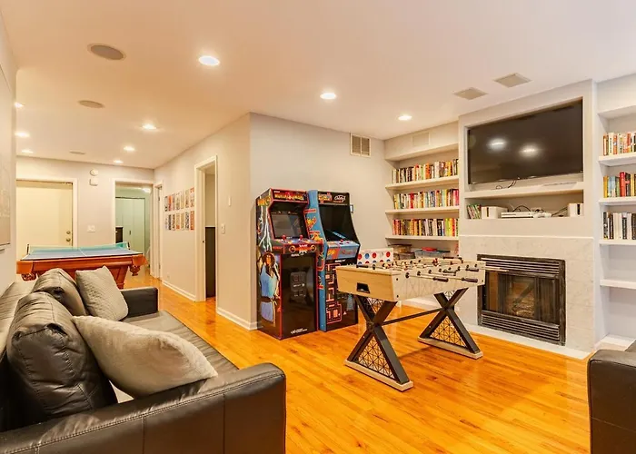 Stunning Home, Epic Game Room, Prime Location Villa Chicago