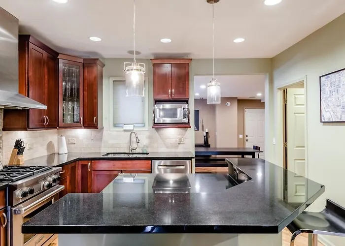Stunning Home, Epic Game Room, Prime Location * Chicago